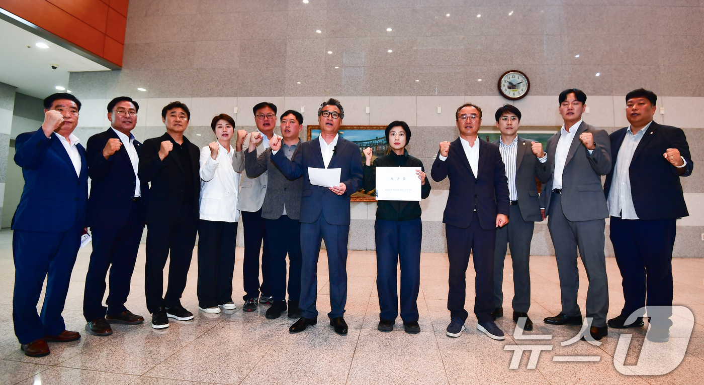 (포항=뉴스1) 최창호 기자 = 정종식 국민의힘 소속 경북 포항시의원과 북구 지역의원들이 27일 포항시의회 로비에서 폭력근절을 위한 성명서를 발표한 후 김철수 의장에게 철저한 진상 …