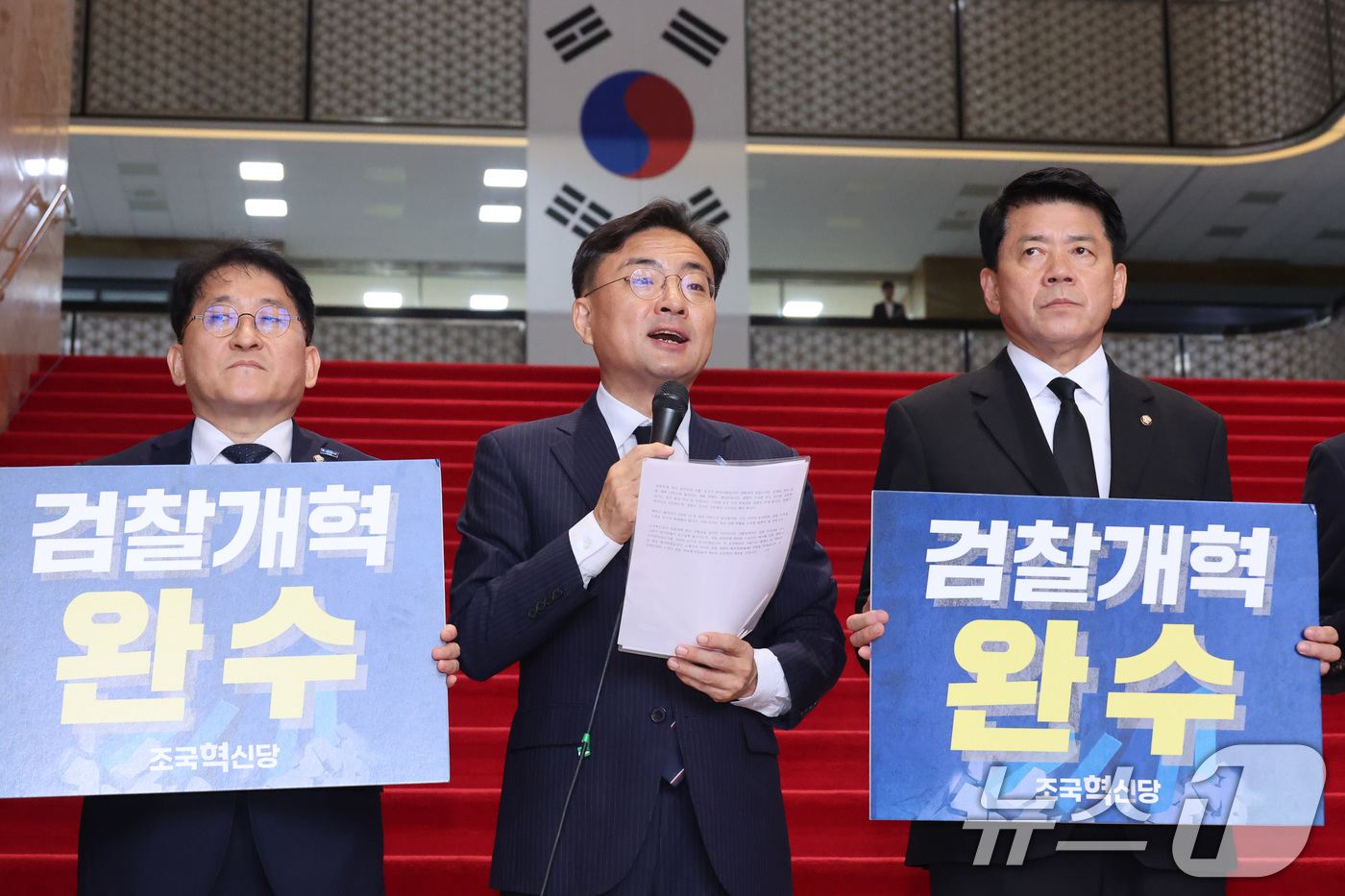 (서울=뉴스1) 신웅수 기자 = 신장식 신임 조국혁신당 대표가 27일 서울 여의도 국회 로텐더홀에서 열린 최고위원회의에서 발언하고 있다.  2026.7.27/뉴스1