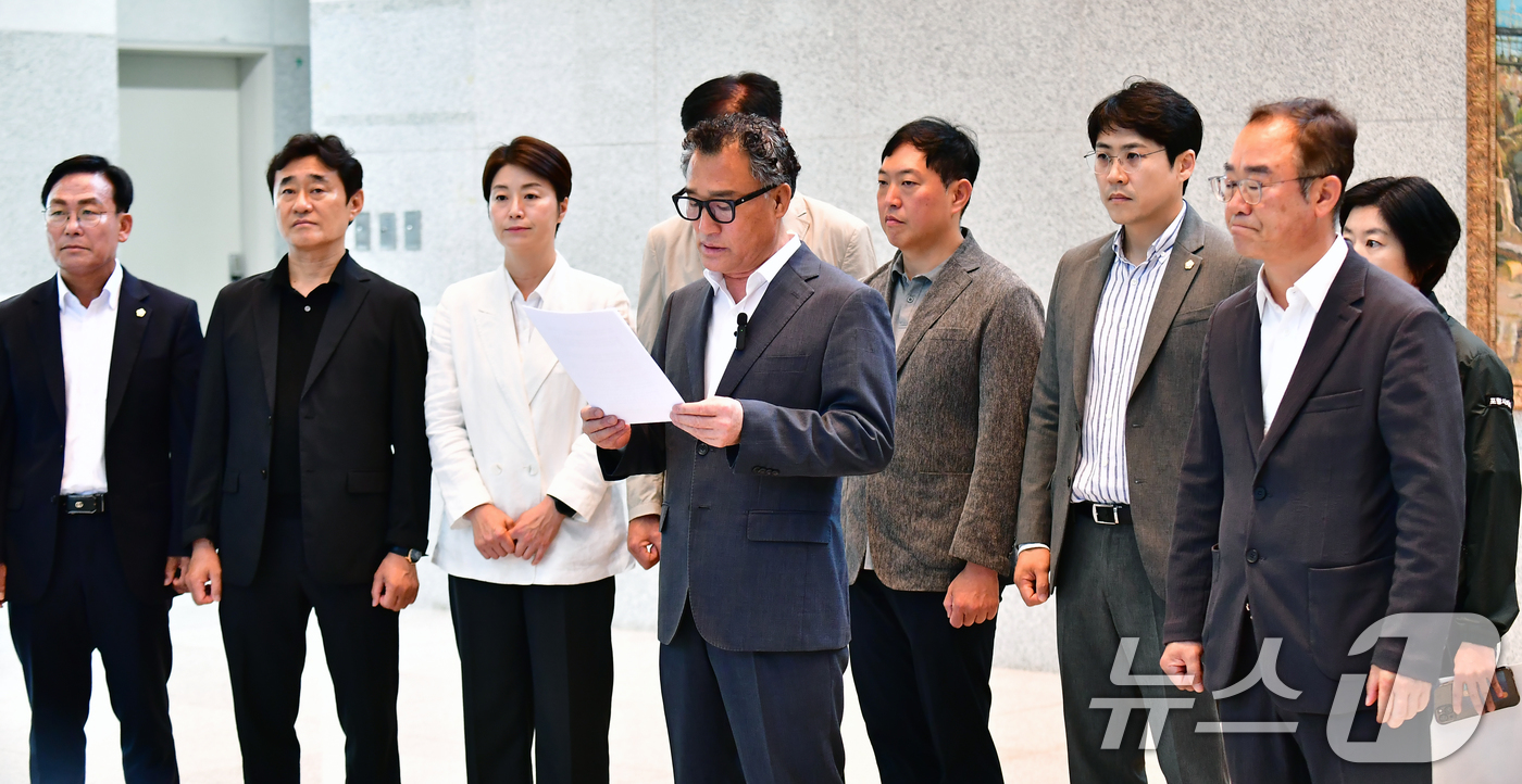 (포항=뉴스1) 최창호 기자 = 정종식 국민의힘 소속 경북 포항시의원과 북구 지역의원들이 27일 포항시의회 로비에서 폭력근절을 위한 성명서를 발표한 후 김철수 의장에게 철저한 진상 …