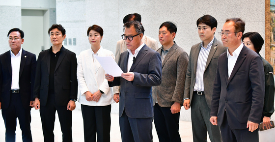 무거운 표정의 포항시의회 국힘의원들