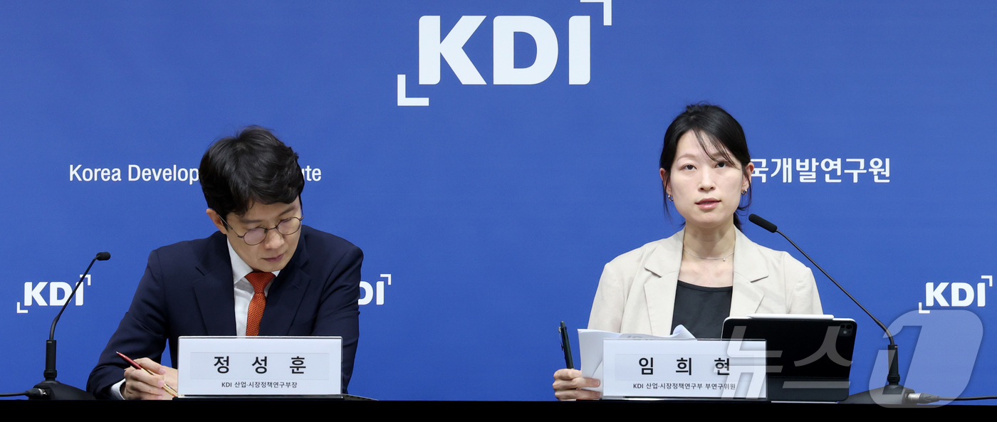 (세종=뉴스1) 김기남 기자 = 임희현 KDI 연구위원, 정성훈 KDI 산업·시장정책연구부장이 27일 세종시 정부세종청사에서 재생에너지의 효과적 보급 확대를 위한 정책과제 연구내용 …