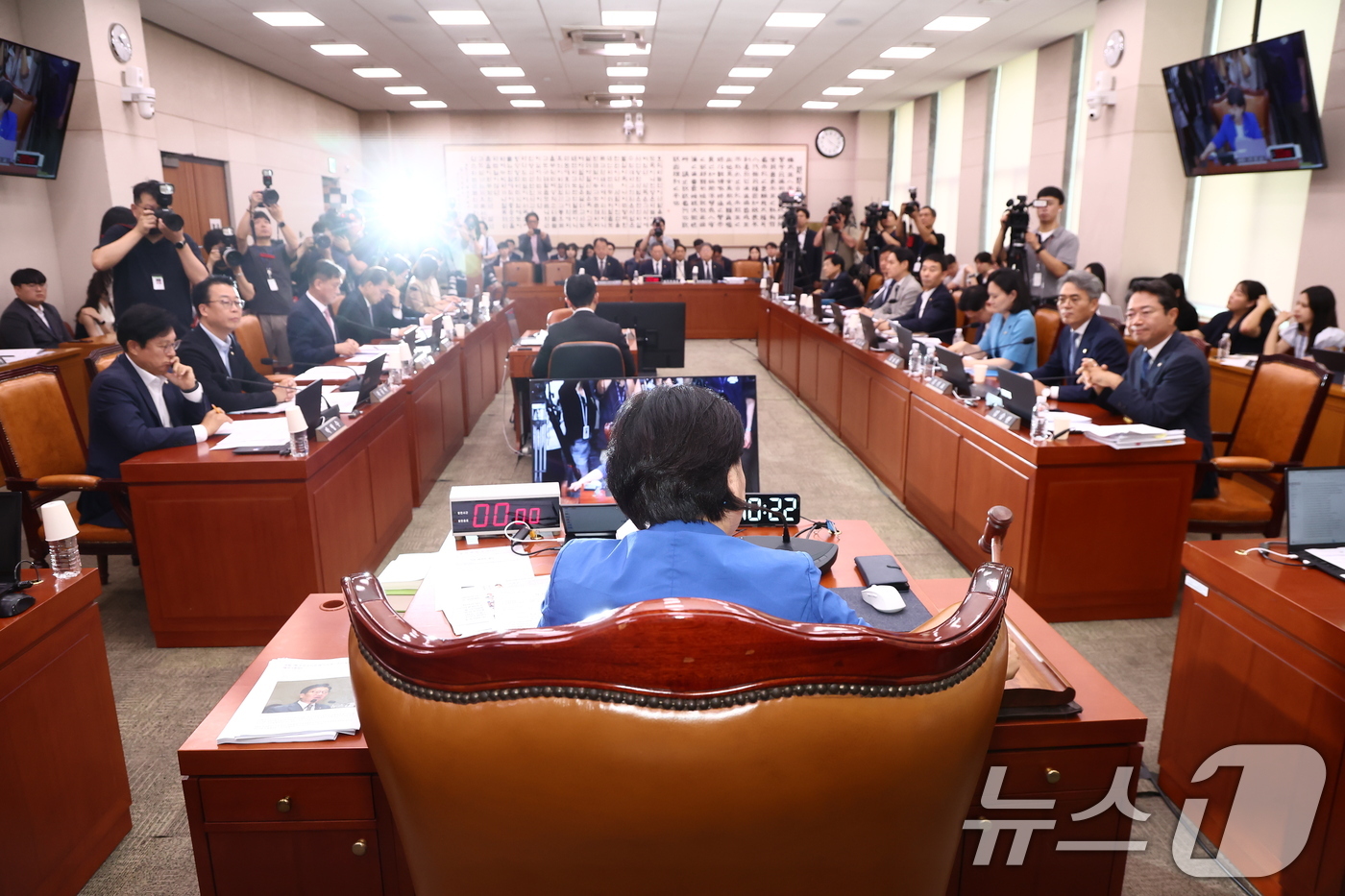 (서울=뉴스1) 김민지 기자 = 서영교 국회 법제사법위원장이 27일 오전 서울 여의도 국회에서 열린 법제사법위원회 전체회의에서 법안을 상정하고 있다. 2026.7.27/뉴스1