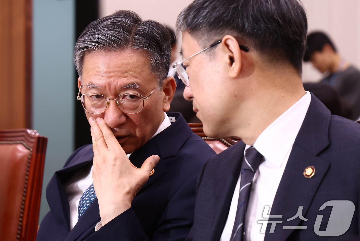 (서울=뉴스1) 김민지 기자 = 정성호 법무부 장관이 27일 오전 서울 여의도 국회에서 열린 법제사법위원회 전체회의에 참석해 노경필 법원행정처장과 대화하고 있다. 2026.7.27 …