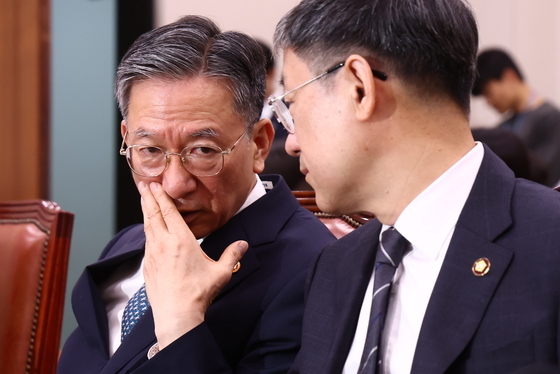 '사의 표명' 정성호 법무부 장관, 법사위 출석