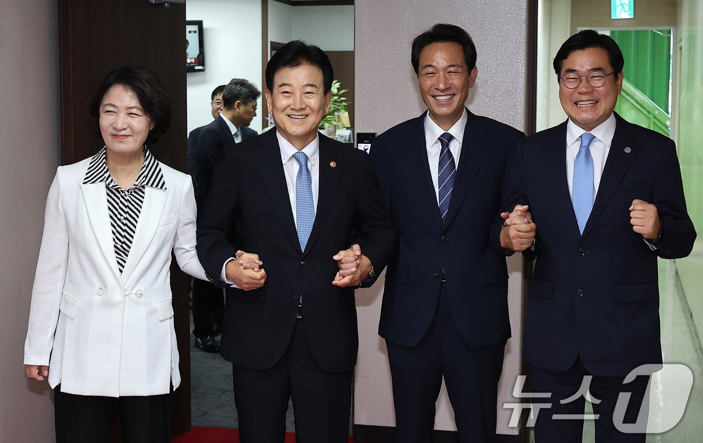 (서울=뉴스1) 김성진 기자 = 정동영 통일부 장관(왼쪽 두 번째)이 27일 서울 종로구 정부서울청사에서 열린 접경지역 평화안전 연석회의에 참석하며 추미애 경기도지사(맨 왼쪽), …