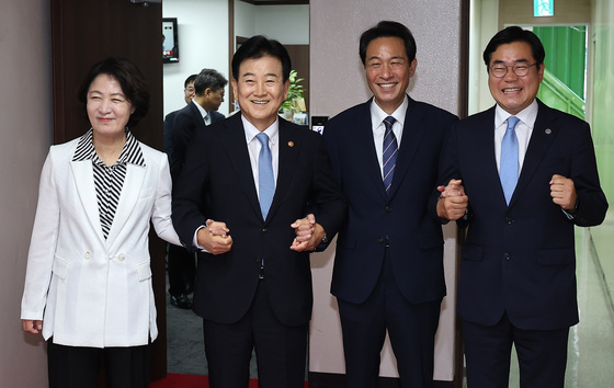 나란히 손 잡은 정동영 통일부 장관·추미애 지사·우상호 지사·박찬대 시장