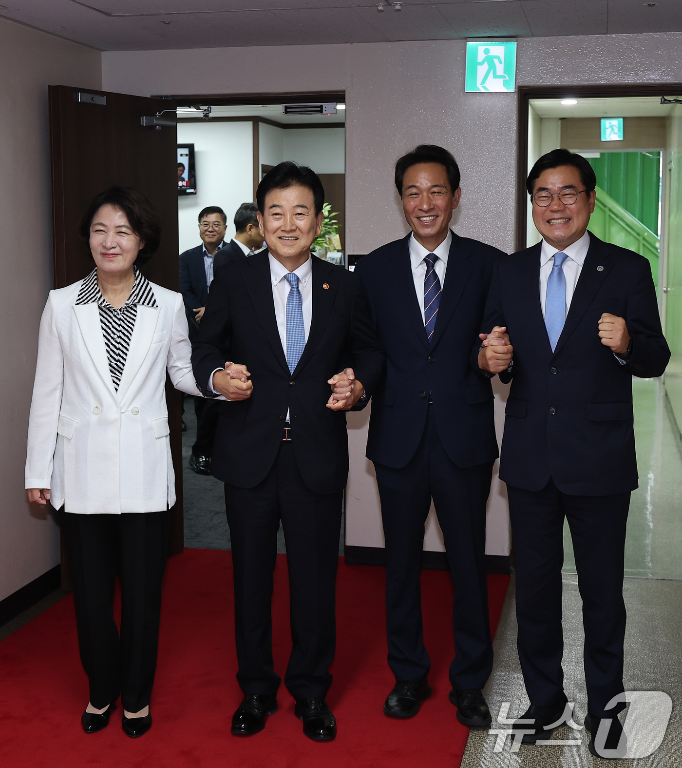 (서울=뉴스1) 김성진 기자 = 정동영 통일부 장관(왼쪽 두 번째)이 27일 서울 종로구 정부서울청사에서 열린 접경지역 평화안전 연석회의에 참석하며 추미애 경기도지사(맨 왼쪽), …