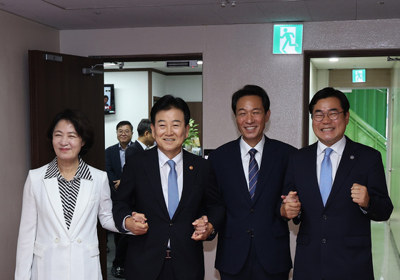 나란히 손 잡은 정동영 통일부 장관·추미애 지사·우상호 지사·박찬대 시장