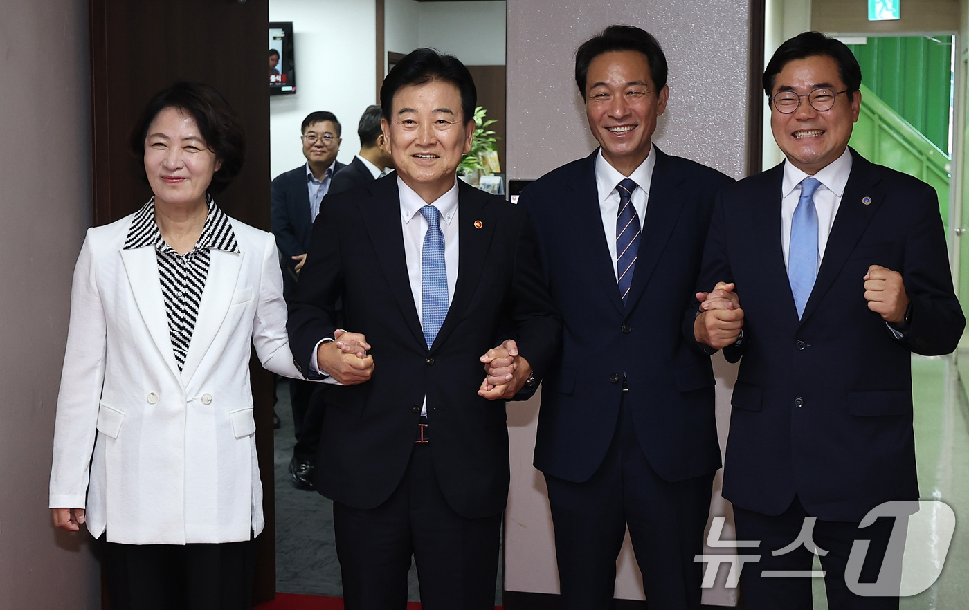 (서울=뉴스1) 김성진 기자 = 정동영 통일부 장관(왼쪽 두 번째)이 27일 서울 종로구 정부서울청사에서 열린 접경지역 평화안전 연석회의에 참석하며 추미애 경기도지사(맨 왼쪽), …