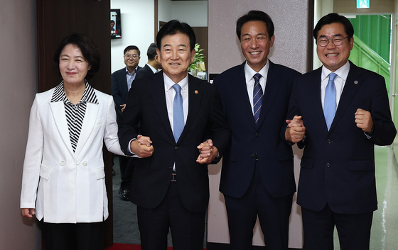 나란히 손 잡은 정동영 통일부 장관·추미애 지사·우상호 지사·박찬대 시장