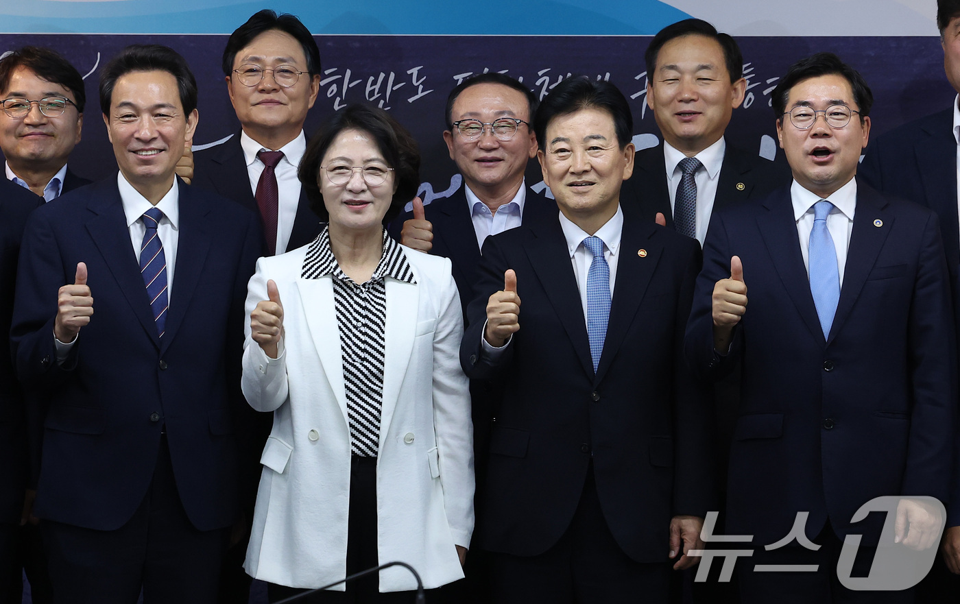 (서울=뉴스1) 김성진 기자 = 정동영 통일부 장관(오른쪽 두 번째)이 27일 서울 종로구 정부서울청사에서 열린 접경지역 평화안전 연석회의에서 참석자들과 기념촬영을 하고 있다. 왼 …