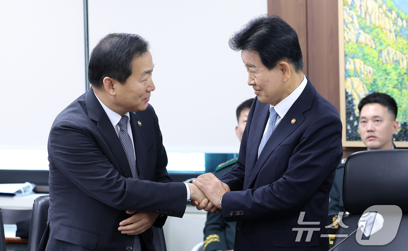 (서울=뉴스1) 김성진 기자 = 정동영 통일부 장관(오른쪽)이 27일 서울 종로구 정부서울청사에서 열린 접경지역 평화안전 연석회의에서 이두희 국방부 차관과 악수하고 있다. 2026 …
