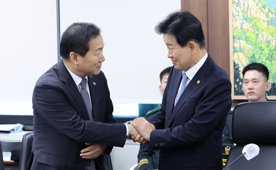 악수하는 정동영 장관·이두희 차관