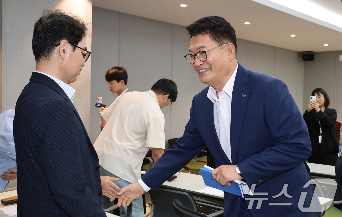 (홍성=뉴스1) 김기태 기자 = 송영길 더불어민주당 당대표 후보가 27일 오전 충남 홍성 충남도청 브리핑룸에서 기자회견을 마치고 취재진과 인사하고 있다. 2026.7.27/뉴스1