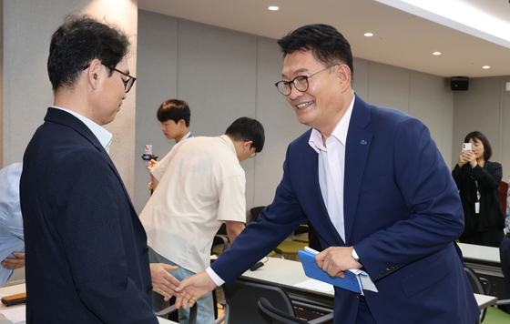 취재진과 인사하는 송영길 후보