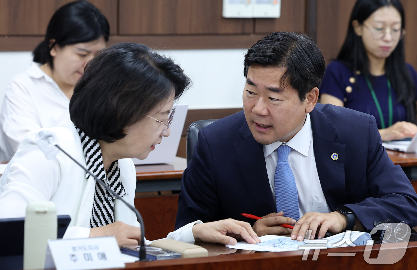 (서울=뉴스1) 김성진 기자 = 추미애 경기도지사(왼쪽)과 박찬대 인천광역시장이 27일 서울 종로구 정부서울청사에서 열린 접경지역 평화안전 연석회의에서 대화하고 있다. 2026.7 …