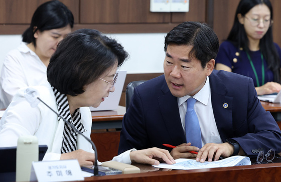 대화하는 추미애 경기도지사·박찬대 인천시장