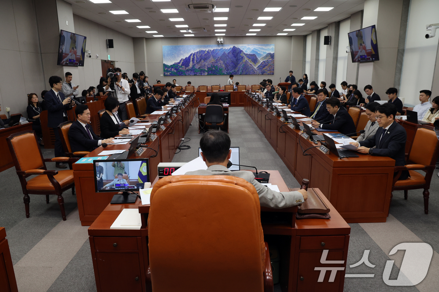 (서울=뉴스1) 황기선 기자 = 한병도 국회 운영위원장이 27일 오전 서울 여의도 국회에서 열린 운영위원회 전체회의에서 의사봉을 두드리고 있다. 2026.7.27/뉴스1