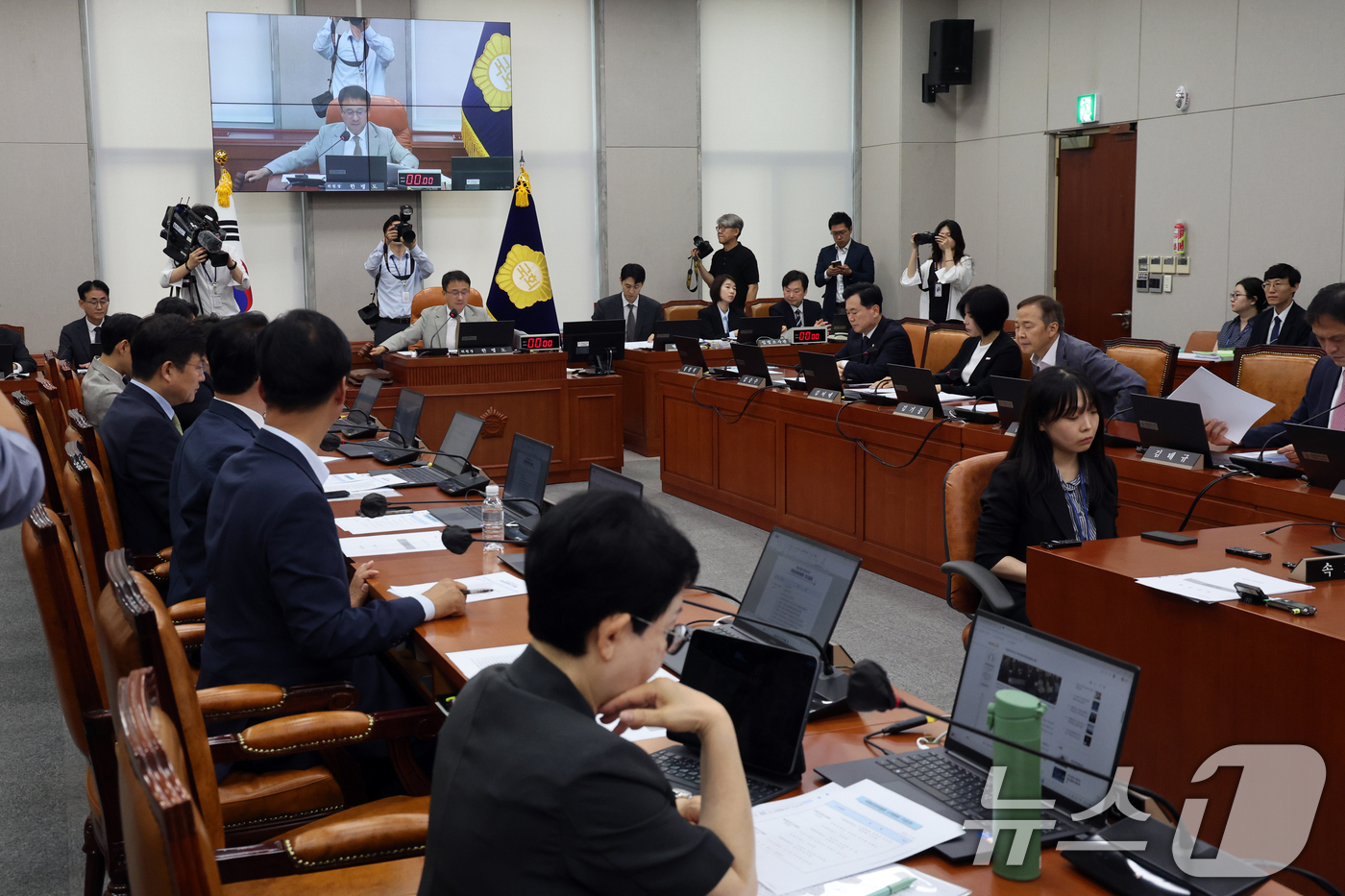 (서울=뉴스1) 황기선 기자 = 한병도 국회 운영위원장이 27일 오전 서울 여의도 국회에서 열린 운영위원회 전체회의에서 의사봉을 두드리고 있다. 2026.7.27/뉴스1