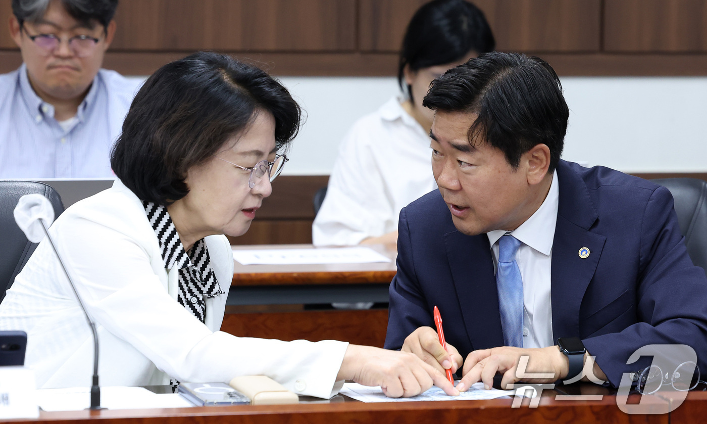 (서울=뉴스1) 김성진 기자 = 추미애 경기도지사(왼쪽)과 박찬대 인천광역시장이 27일 서울 종로구 정부서울청사에서 열린 접경지역 평화안전 연석회의에서 대화하고 있다. 2026.7 …
