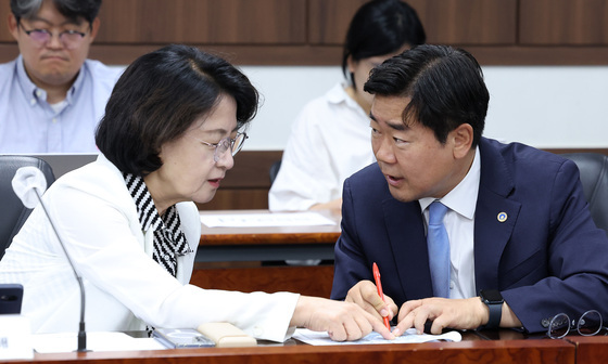 대화하는 추미애 경기도지사·박찬대 인천시장