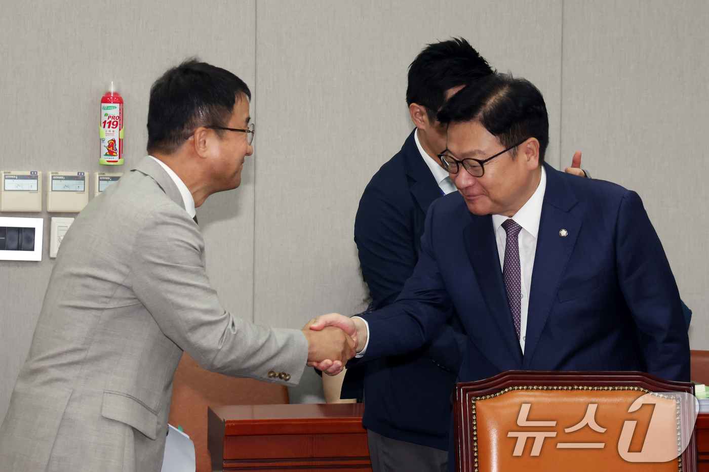 (서울=뉴스1) 황기선 기자 = 국회 운영위원장인 한병도 더불어민주당 당대표 직무대행 겸 원내대표와 정점식 국민의힘 원내대표가 27일 오전 서울 여의도 국회에서 열린 운영위원회 전 …