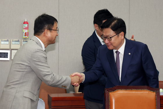 운영위에서 악수 나누는 與野 원내대표