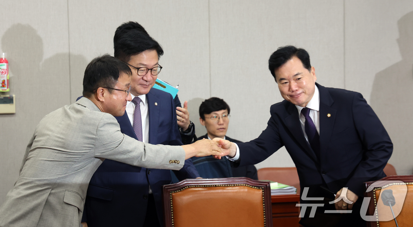 (서울=뉴스1) 황기선 기자 = 국회 운영위원장인 한병도 더불어민주당 당대표 직무대행 겸 원내대표가 27일 오전 서울 여의도 국회에서 열린 운영위원회 전체회의에서 국민의힘 정점식 …