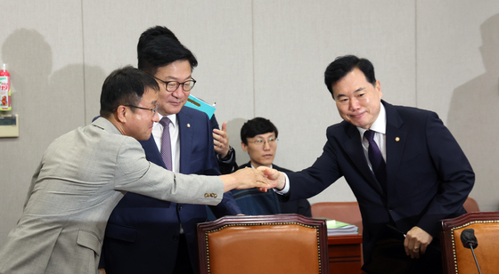 野 원내지도부와 인사 나누는 한병도 운영위원장