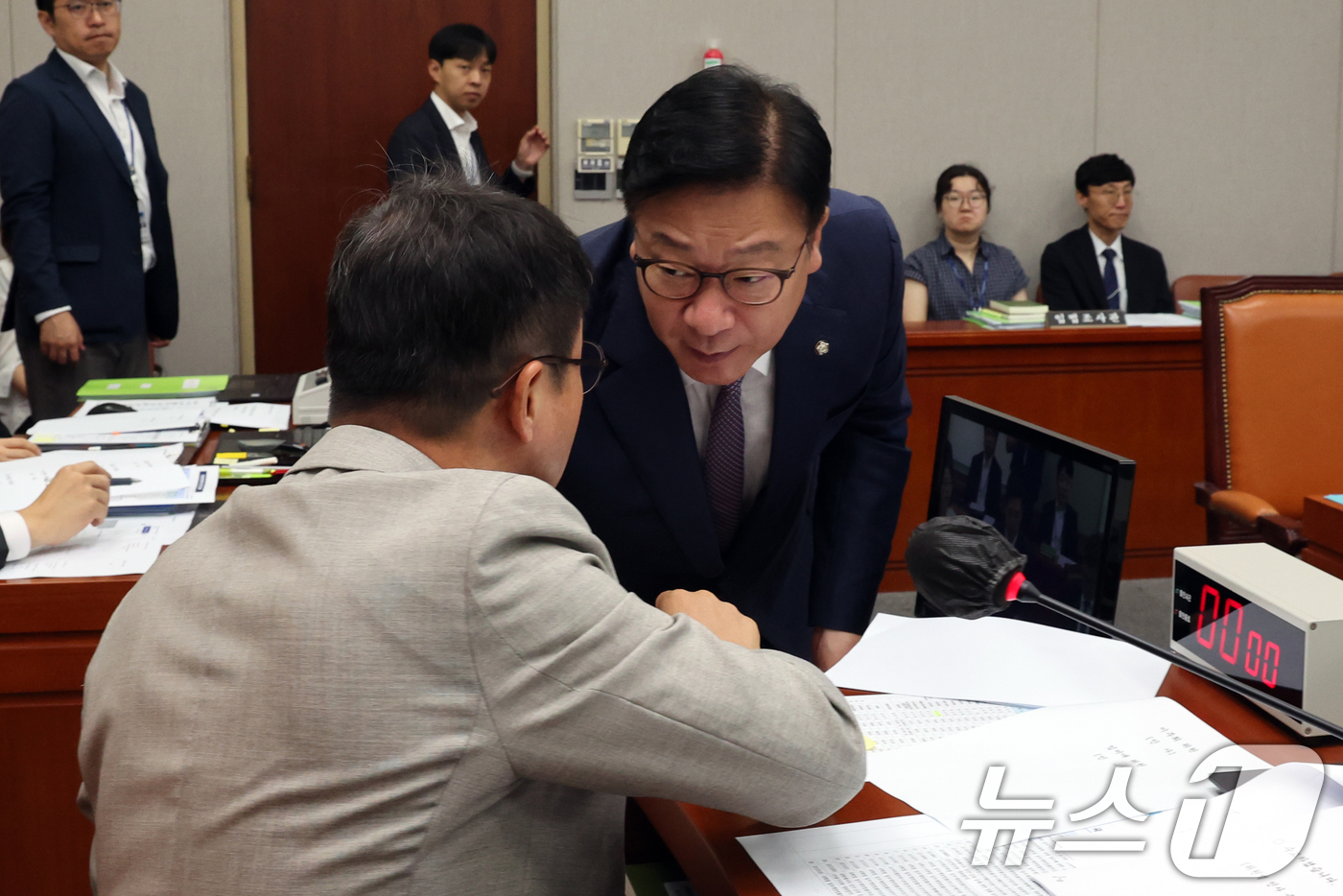 (서울=뉴스1) 황기선 기자 = 국회 운영위원장인 한병도 더불어민주당 당대표 직무대행 겸 원내대표와 정점식 국민의힘 원내대표가 27일 오전 서울 여의도 국회에서 열린 운영위원회 전 …