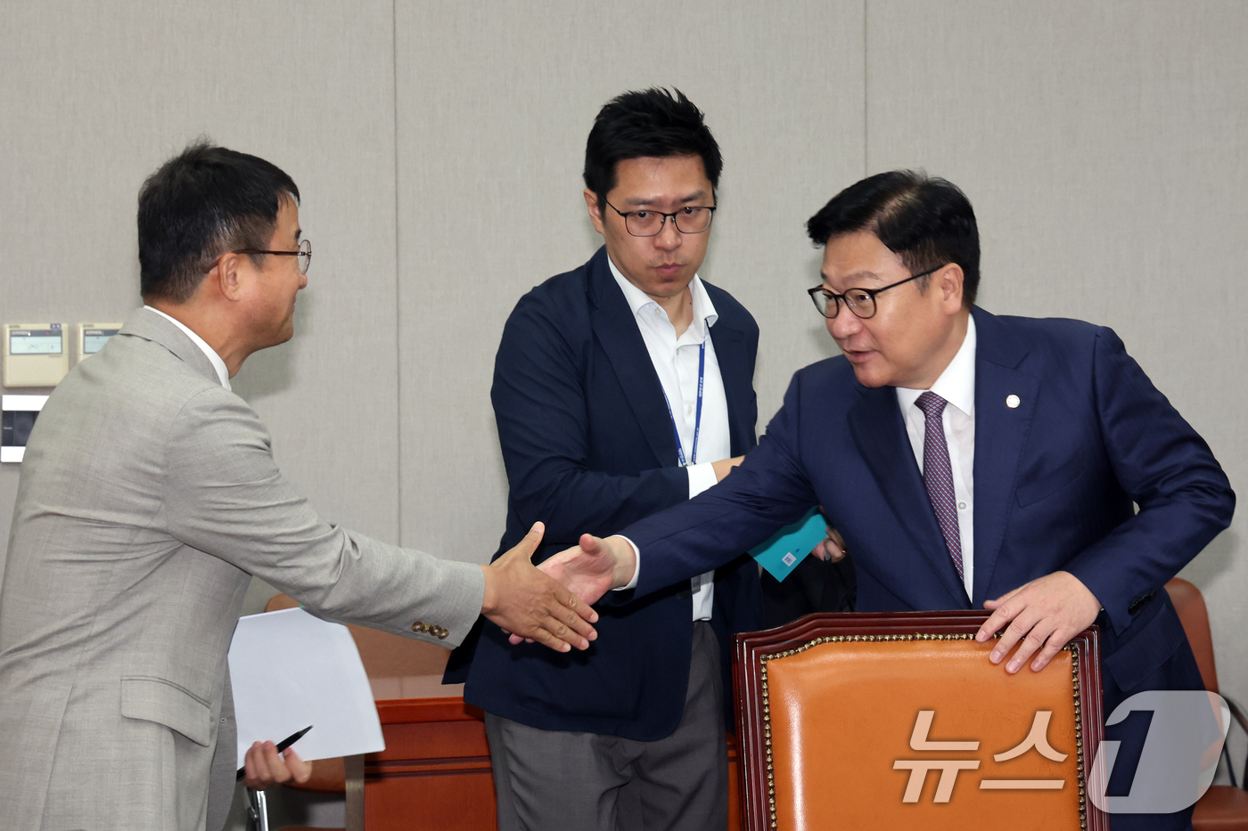 (서울=뉴스1) 황기선 기자 = 국회 운영위원장인 한병도 더불어민주당 당대표 직무대행 겸 원내대표와 정점식 국민의힘 원내대표가 27일 오전 서울 여의도 국회에서 열린 운영위원회 전 …