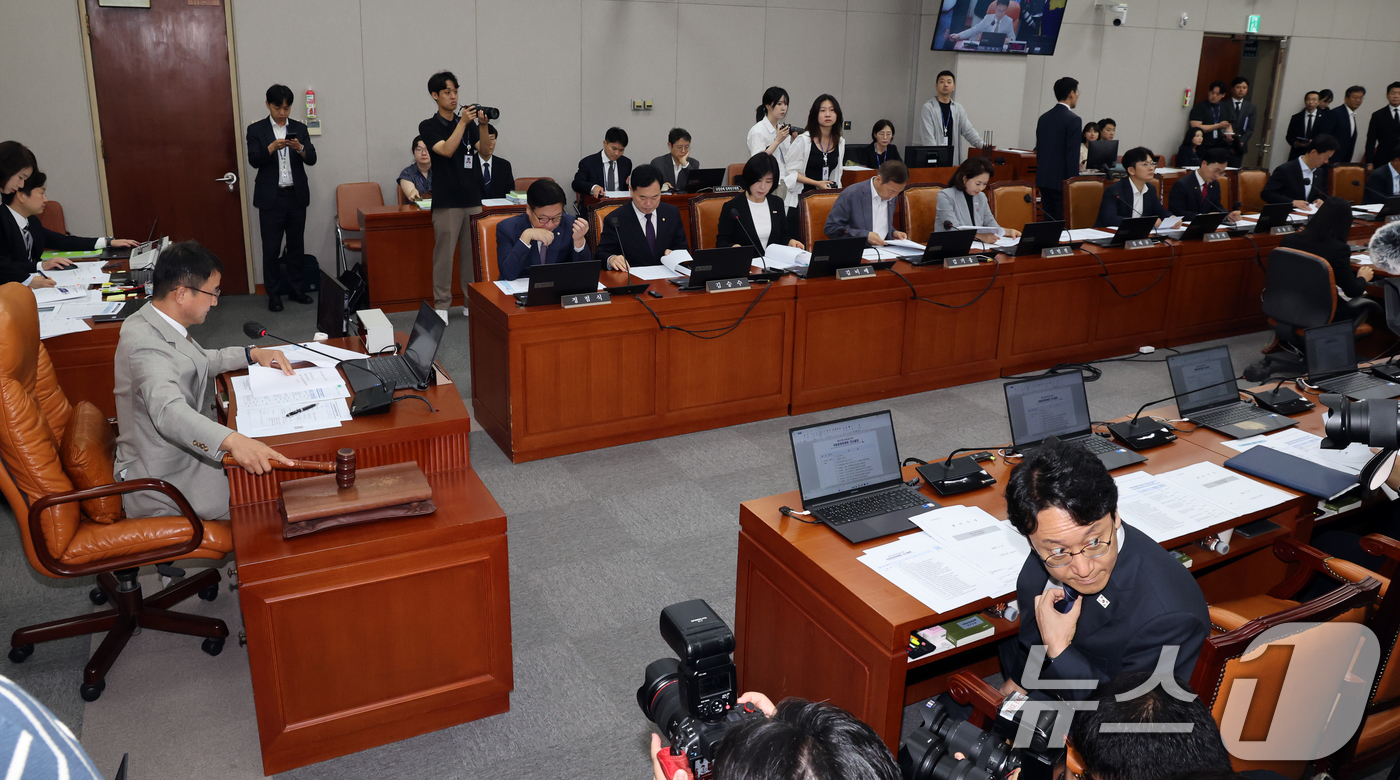 (서울=뉴스1) 황기선 기자 = 한병도 국회 운영위원장이 27일 오전 서울 여의도 국회에서 열린 운영위원회 전체회의에서 의사봉을 두드리고 있다.  2026.7.27/뉴스1