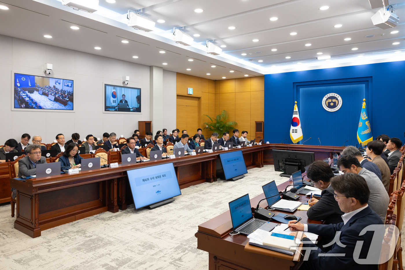 (서울=뉴스1) 허경 기자 = 27일 청와대 여민관에서 강훈식 비서실장 등 참석자들이 브라질 국빈 방문 중인 이재명 대통령과 화상 수석보좌관회의를 하고 있다 (청와대 제공. 재판매 …