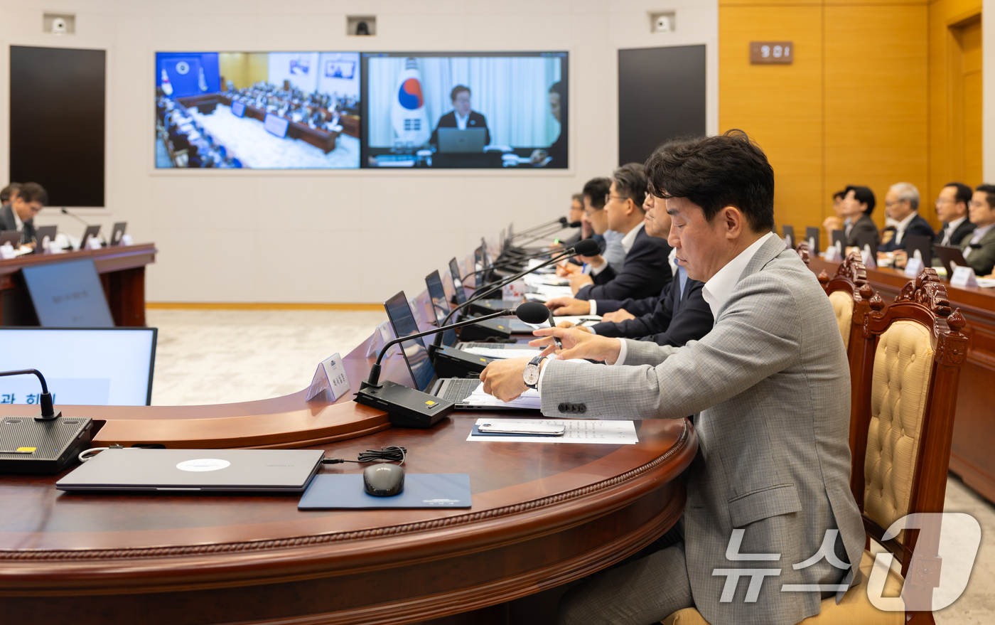(서울=뉴스1) 허경 기자 = 27일 청와대 여민관에서 강훈식 비서실장 등 참석자들이 브라질 국빈 방문 중인 이재명 대통령과 화상 수석보좌관회의를 하고 있다 (청와대 제공. 재판매 …