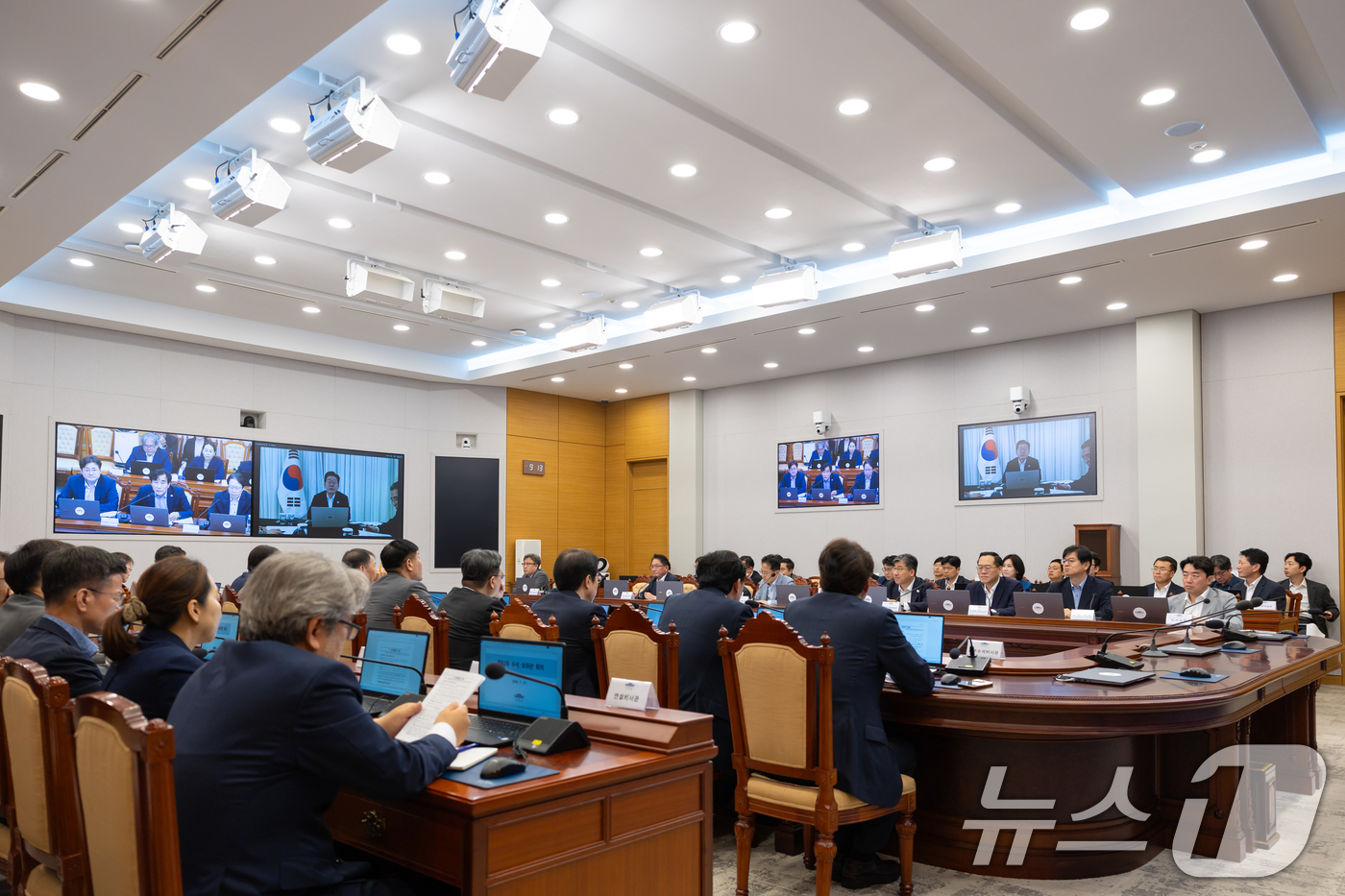 (서울=뉴스1) 허경 기자 = 27일 청와대 여민관에서 강훈식 비서실장 등 참석자들이 브라질 국빈 방문 중인 이재명 대통령과 화상 수석보좌관회의를 하고 있다 (청와대 제공. 재판매 …