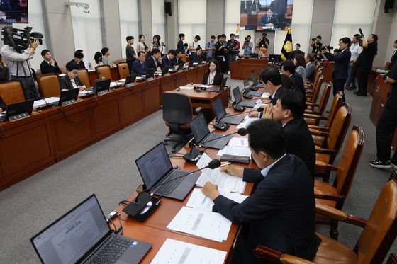 與 발의 '상임위원장 교체법' 운영위 소위 회부