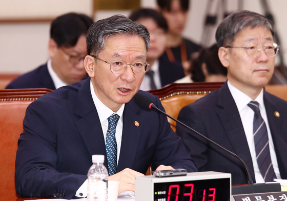 법사위 의원 질의 답변하는 정성호 장관