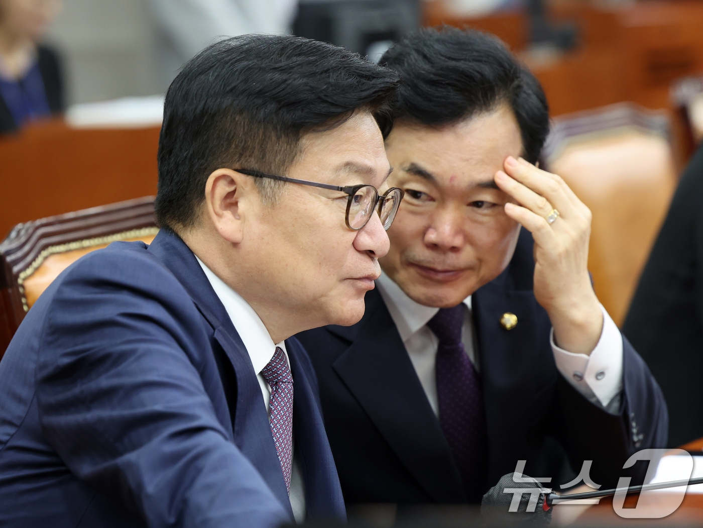 (서울=뉴스1) 황기선 기자 = 국민의힘 정점식 원내대표와 김승수 원내운영수석부대표가 27일 오전 서울 여의도 국회에서 열린 운영위원회 전체회의에서 대화를 나누고 있다.  2026 …