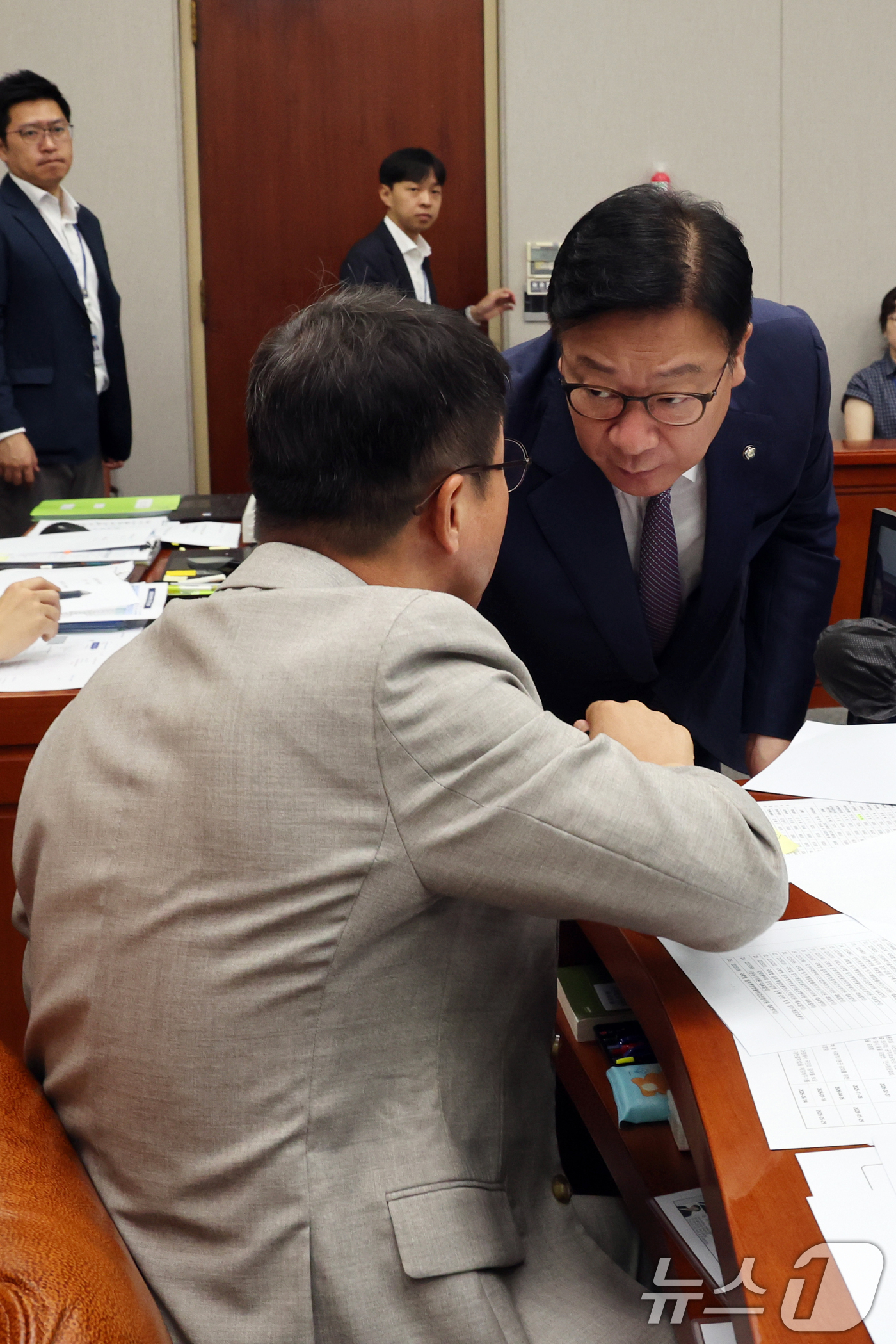 (서울=뉴스1) 황기선 기자 = 국회 운영위원장인 한병도 더불어민주당 당대표 직무대행 겸 원내대표와 정점식 국민의힘 원내대표가 27일 오전 서울 여의도 국회에서 열린 운영위원회 전 …