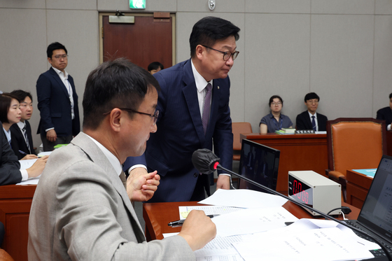 한병도 위원장과 대화 나누고 이동하는 정점식 원내대표