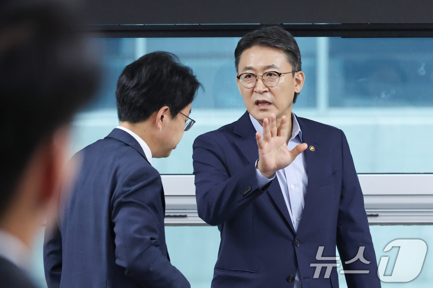 (서울=뉴스1) 신웅수 기자 = 권대영 금융위원회 부위원장이 27일 서울 여의도 국회 의원회관에서 열린 정책조정회의에서 대화하고 있다. 2026.7.27/뉴스1