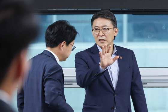 대화나누는 권대영 금융위 부위원장