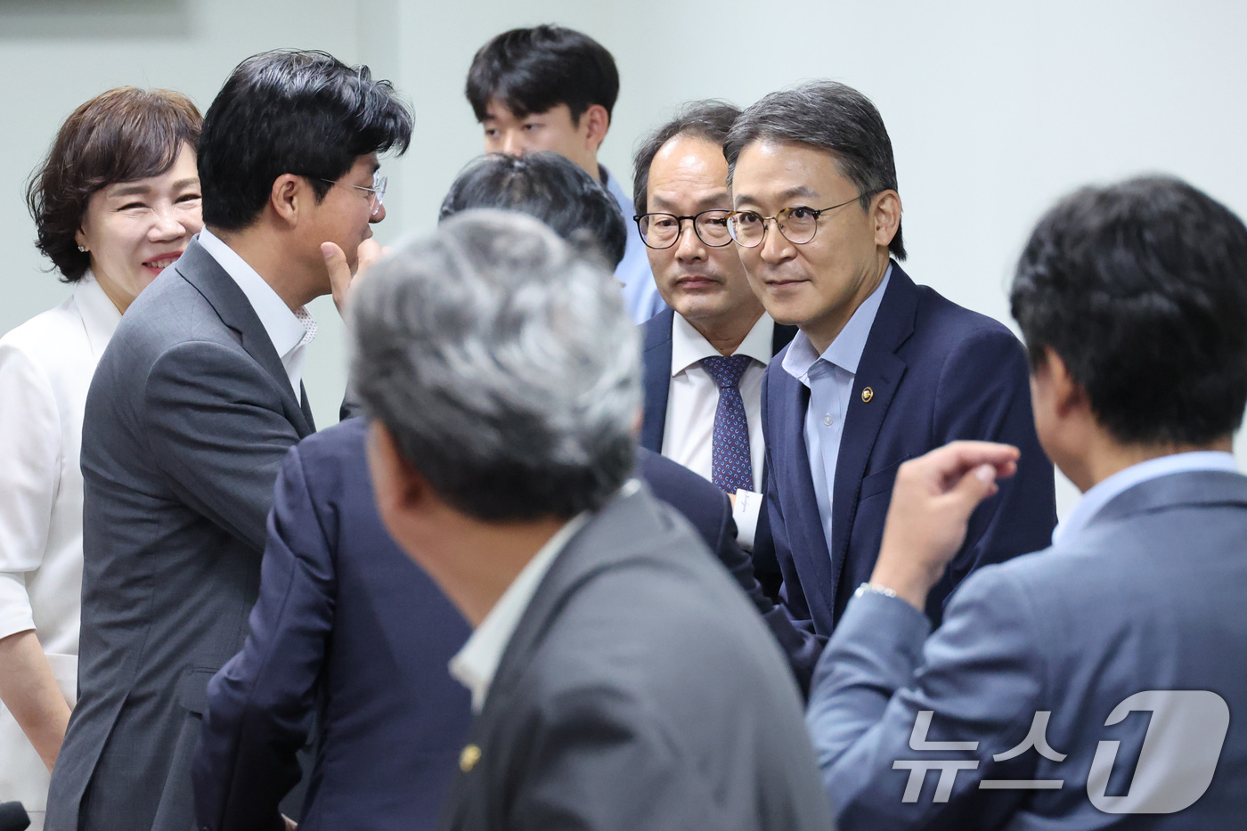 (서울=뉴스1) 신웅수 기자 = 권대영 금융위원회 부위원장이 27일 서울 여의도 국회 의원회관에서 열린 정책조정회의를 마친 후 유동수 정무위원장과 인사하고 있다. 2026.7.27 …
