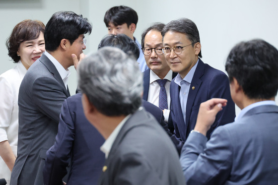 유동수 위원장과 인사하는 권대영 부위원장