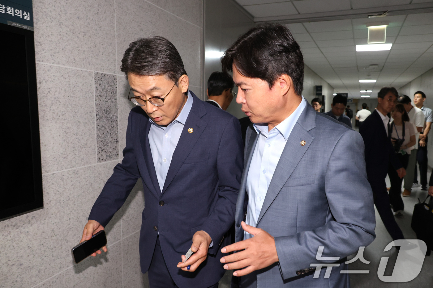 (서울=뉴스1) 신웅수 기자 = 권대영 금융위원회 부위원장과 김현정 더불어민주당 의원이 27일 서울 여의도 국회 의원회관에서 열린 정책조정회의를 마친 후 대화하고 있다. 2026. …