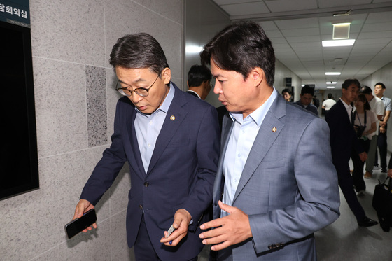 김현정 의원과 대화하는 권대영 부위원장