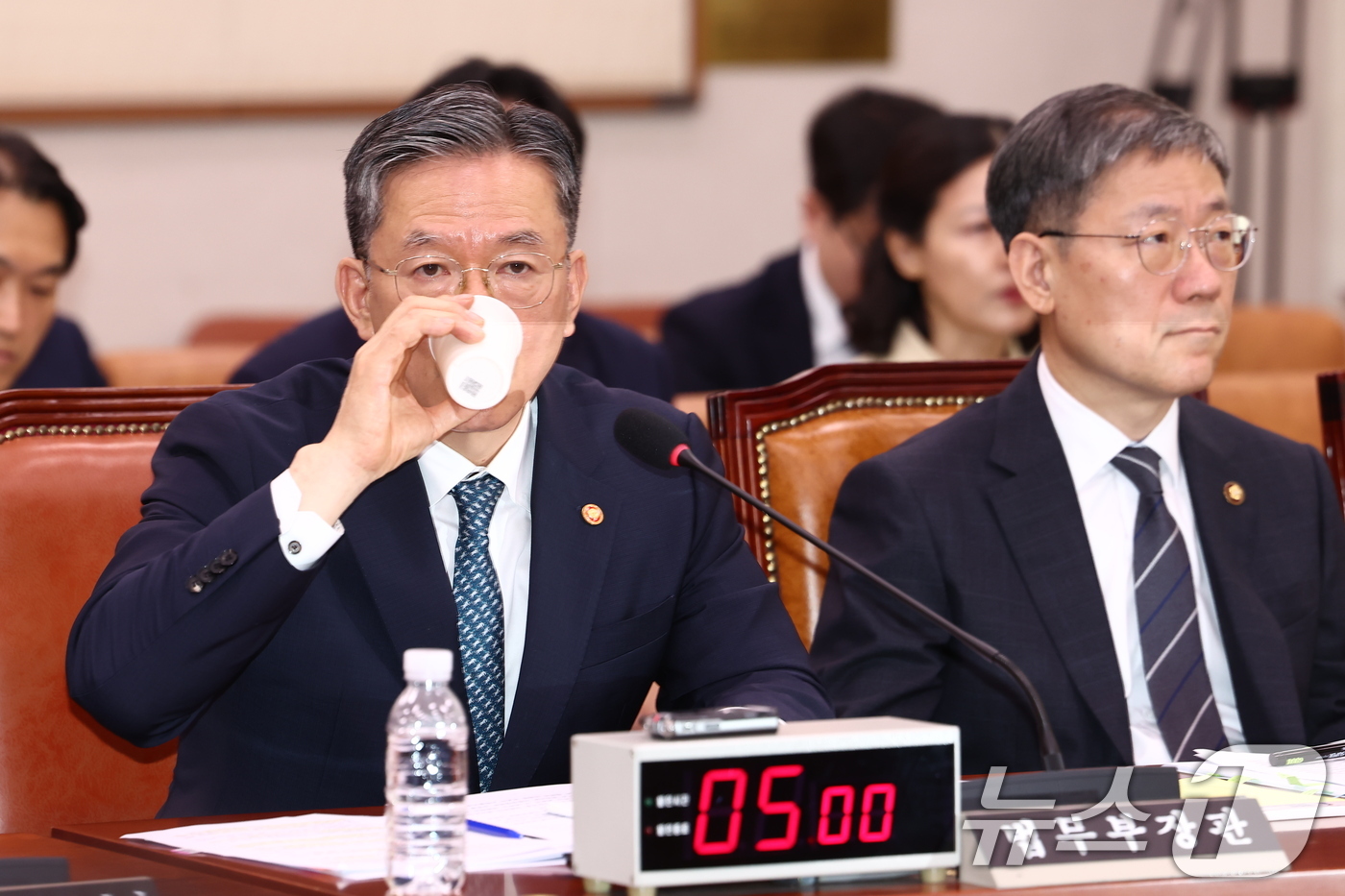 (서울=뉴스1) 김민지 기자 = 정성호 법무부 장관이 27일 오전 서울 여의도 국회에서 열린 법제사법위원회 전체회의에 출석해 물을 마시고 있다. 2026.7.27/뉴스1