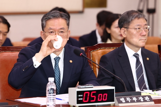 법사위서 사실상 사의 표명한 정성호 법무부 장관