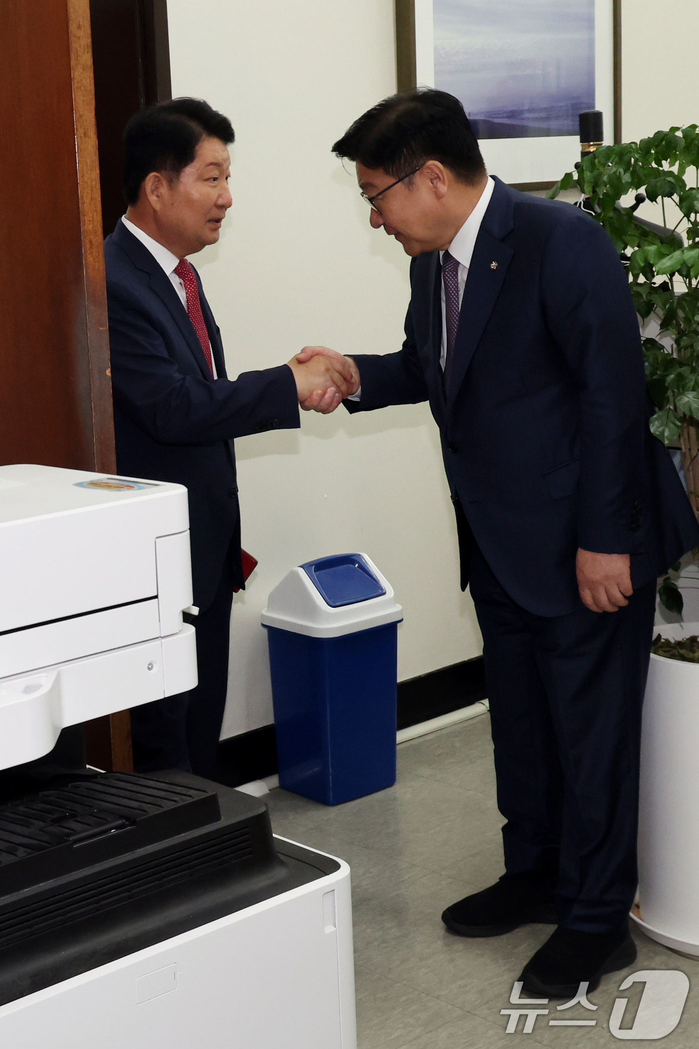 (서울=뉴스1) 황기선 기자 = '멱살 소동'을 일으킨 권영진 국민의힘 의원이 27일 오전 서울 여의도 국회 국민의힘 원내대표실에서 정점식 원내대표와 면담 후 악수를 나누고 있다. …