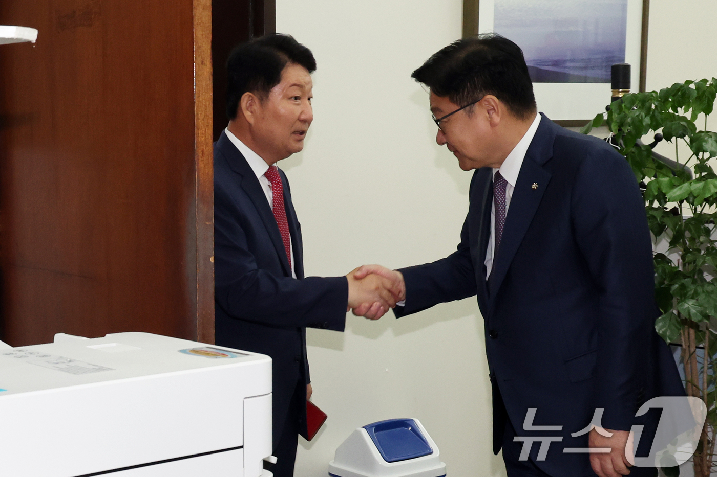 (서울=뉴스1) 황기선 기자 = '멱살 소동'을 일으킨 권영진 국민의힘 의원이 27일 오전 서울 여의도 국회 국민의힘 원내대표실에서 정점식 원내대표와 면담 후 악수를 나누고 있다. …